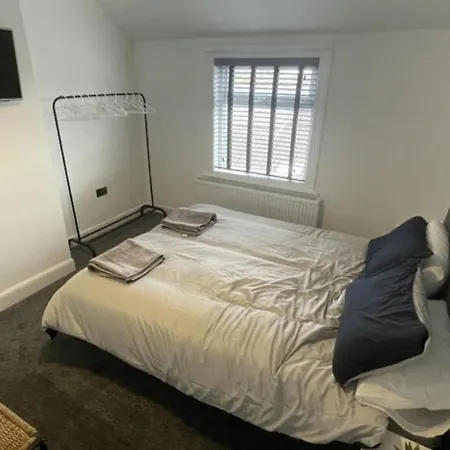 House Located Centrally For Up To 8 Guests Apartment *