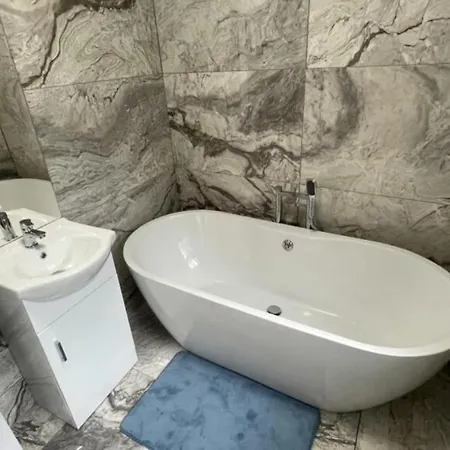 Apartment House Located Centrally For Up To 8 Guests *