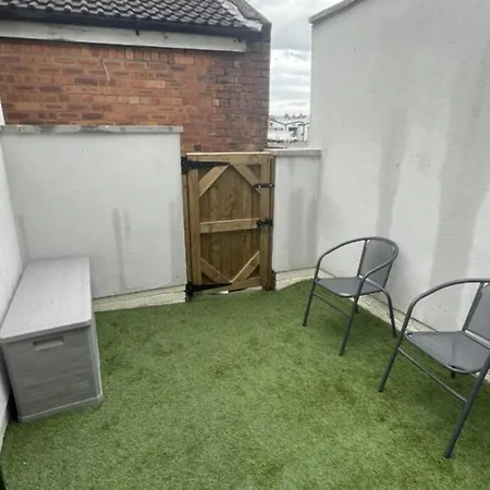 Apartment House Located Centrally For Up To 8 Guests Scarborough